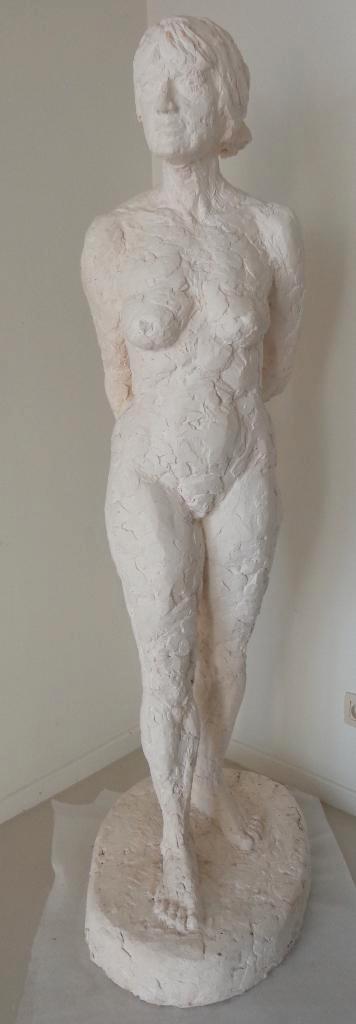MARIA VAN DER LAAR / NAAKTE VROUW / SCULPTUUR GIPS / H=167cm, Antiek en Kunst, Kunst | Beelden en Houtsnijwerken, Ophalen
