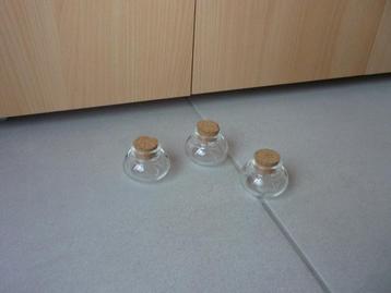 Set van 3 kleine glazen ronde potjes met kurkdop beschikbaar voor biedingen