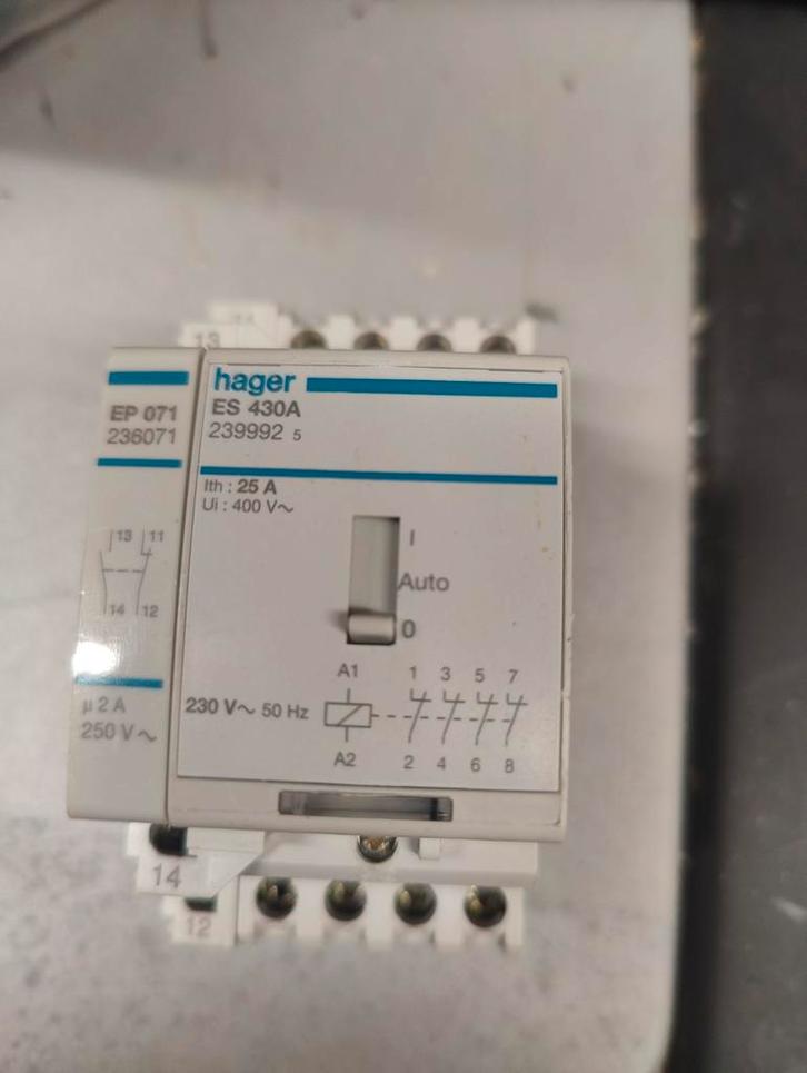 Contacteur Hager ES 430A – 4 NO – 25A – 230V, Hobby en Vrije tijd, Elektronica-componenten, Zo goed als nieuw