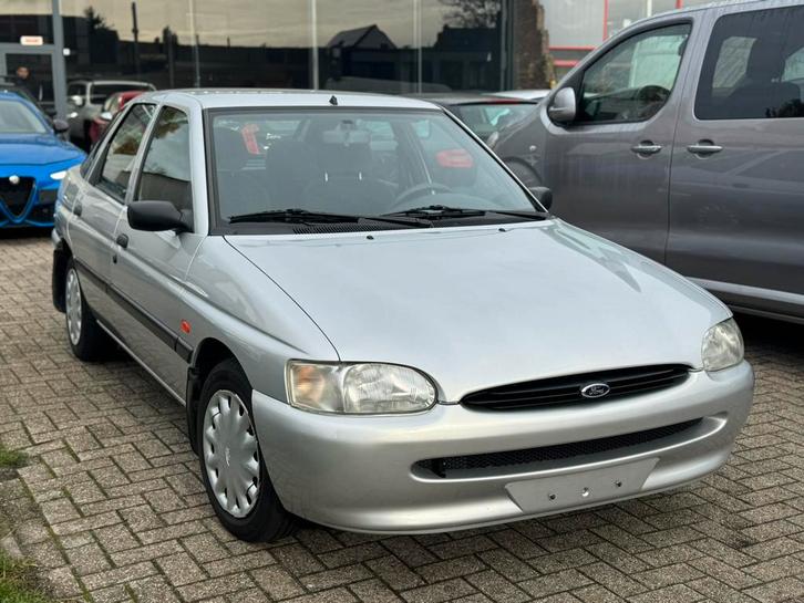 FORD ESCORT/ESSENCE, Autos, Ford, Entreprise, Achat, Escort, Capteur de lumière, Peinture métallisée, Phares antibrouillard, Radio