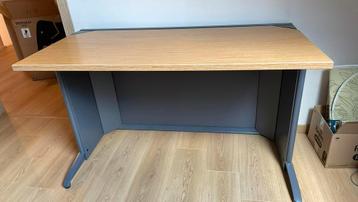 Metalen bureau met houten dektafel., Huis en Inrichting, Bureaus, Ophalen, Zo goed als nieuw, Bureau