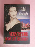 Boek - Verscheurd door het verleden - J. McNaught, Gelezen, Ophalen of Verzenden