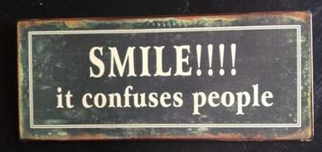 metalen bord beschikbaar voor biedingen