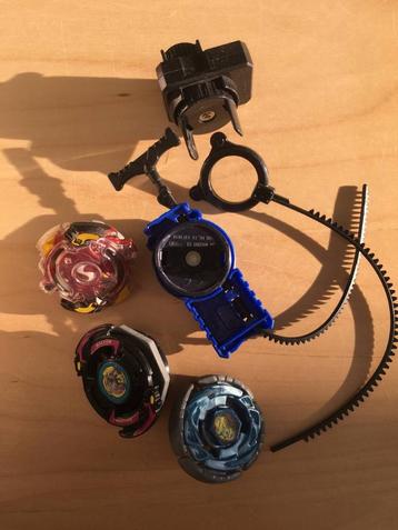 toupies Beyblade (3 toupies + 3 lanceurs) + autres toupies beschikbaar voor biedingen