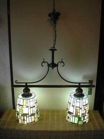 Metalen frame met 2 Tiffany hanglampen / diverse groentinten beschikbaar voor biedingen