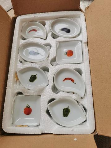 Doos met 24 porseleinen hapjes schaaltjes  beschikbaar voor biedingen