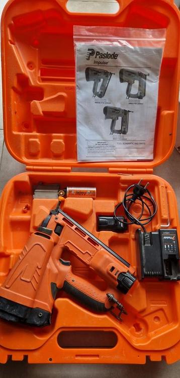 Paslode IM65 A  F16 avec chargeur et 2 batteries, Enlèvement, Comme neuf