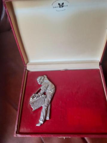 Rood doosje met biljartfiguur beschikbaar voor biedingen