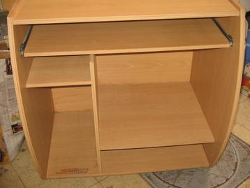 computertafel beschikbaar voor biedingen