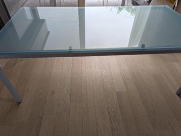 Moderne tafel beschikbaar voor biedingen