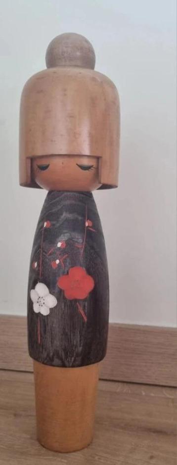 Mega Kokeshi « Koigokoro » d'Okamoto Usaburo disponible aux enchères