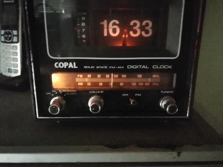 Flip klokradio Copal RD-300 uit 1975, Antiek en Kunst, Antiek | Tv's en Audio, Ophalen of Verzenden