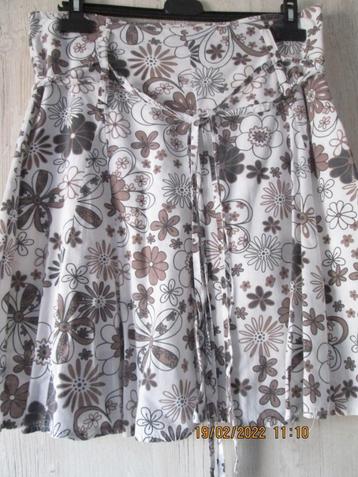Jupe doublée blanche à fleurs T : 40                       beschikbaar voor biedingen
