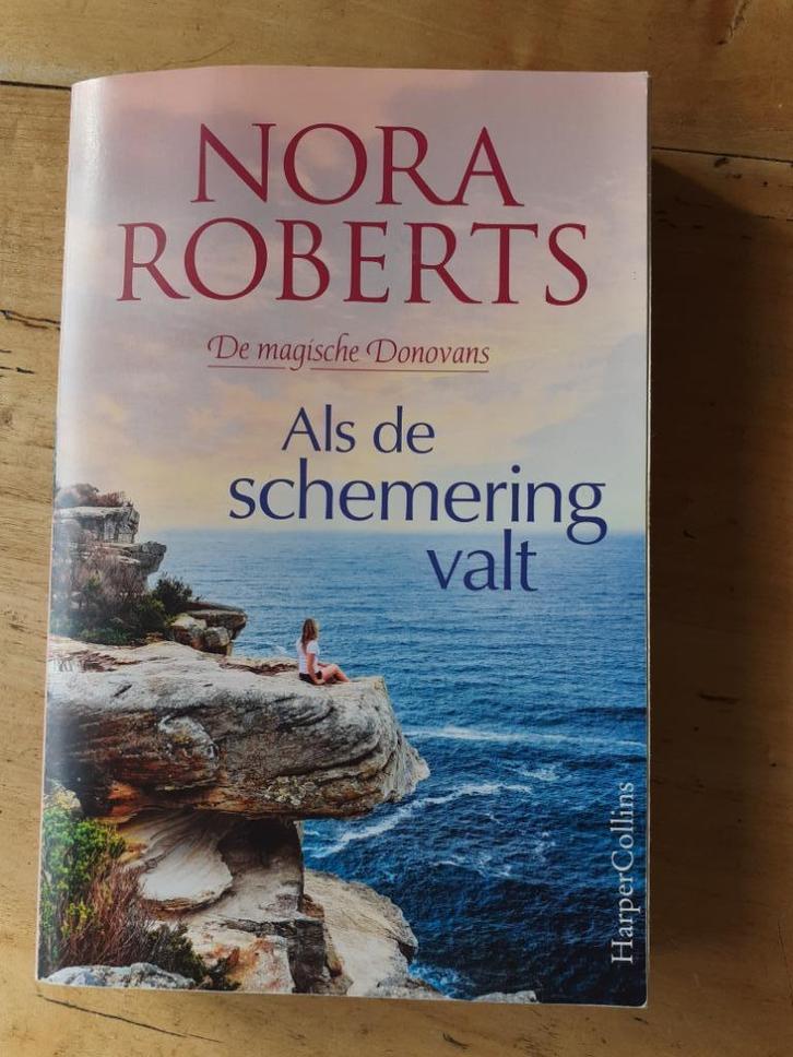 Boek ‘Als de schemering valt ’ van Nora Roberts, Livres, Romans, Comme neuf, Amérique, Enlèvement ou Envoi