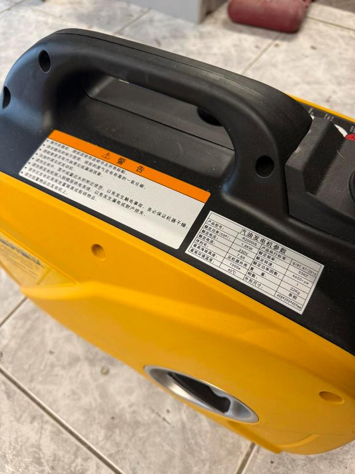 Draagbare generator – 220V / 2.0 kW – in perfecte staat, Doe-het-zelf en Bouw, Elektriciteit en Kabels, Zo goed als nieuw, Stopcontact