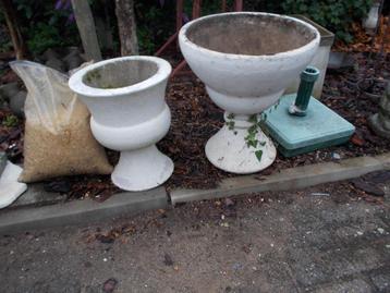 TWEE BETONNEN TUIN VAZEN beschikbaar voor biedingen