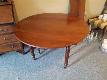 Mahonie-houten tafel met een bijzetstuk