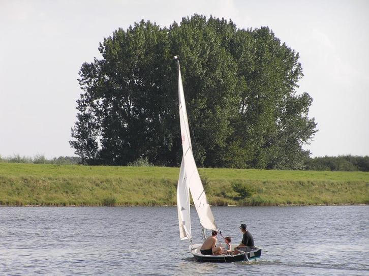 Open LASER13  zeilboot in goede staat., Watersport en Boten, Open zeilboten, Gebruikt, Laser, 3 tot 6 meter, Polyester, Buitenboordmotor