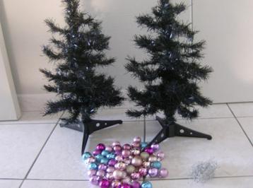 2 x Kerstboompjes + Kerstballen + ophanghaakjes beschikbaar voor biedingen