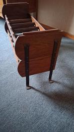 Flessenrekje in hout op metalen pootjes, in goede staat., Huis en Inrichting, Woonaccessoires | Krantenbakken en Lectuurbakken