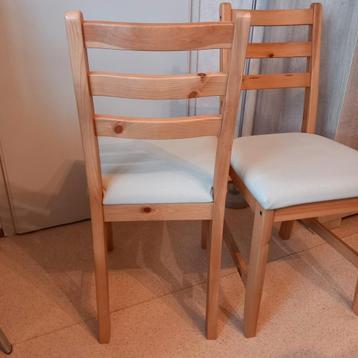 2 IKEA-stoelen in hout en beige stof  beschikbaar voor biedingen