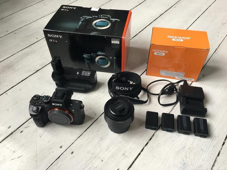 Sony a7R II + 50mm f1.8 + Grip + 5 batterijen, Audio, Tv en Foto, Foto | Lenzen en Objectieven, Zo goed als nieuw, Standaardlens