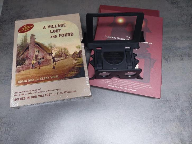 A Village Lost & Found - stéréophotos+lunettes 3D Brian May, Collections, Photos & Gravures, Comme neuf, Photo, Autres sujets/thèmes