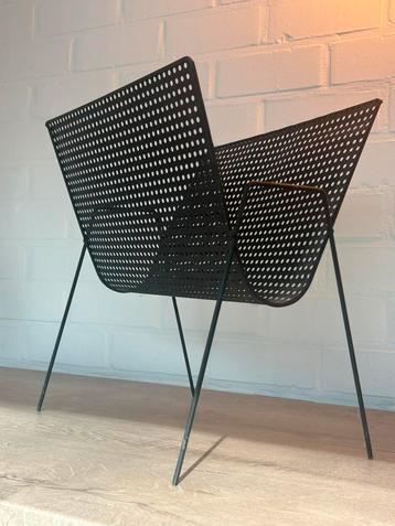 Vintage ijzeren kranten/magazinerek beschikbaar voor biedingen