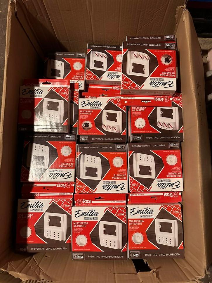Prise multiple intelligente Emilia, Bricolage & Construction, Électricité & Câbles, Neuf, Interrupteur, Interrupteur, Enlèvement ou Envoi