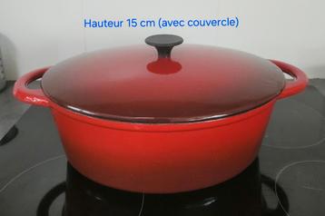 Grande cocotte ovale en fonte émaillée. disponible aux enchères