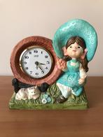 Statuette petite fille avec horloge ., Collections, Comme neuf, Enlèvement