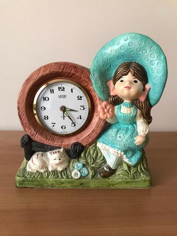 Statuette petite fille avec horloge .