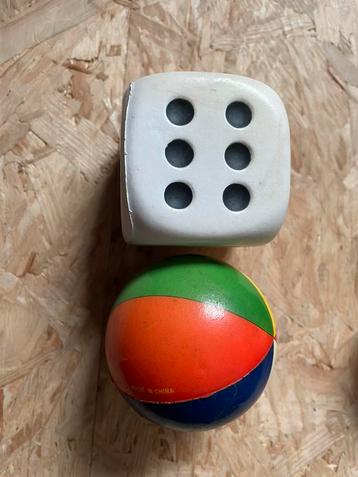 Dobbelsteen in mousse en plastic bal beschikbaar voor biedingen