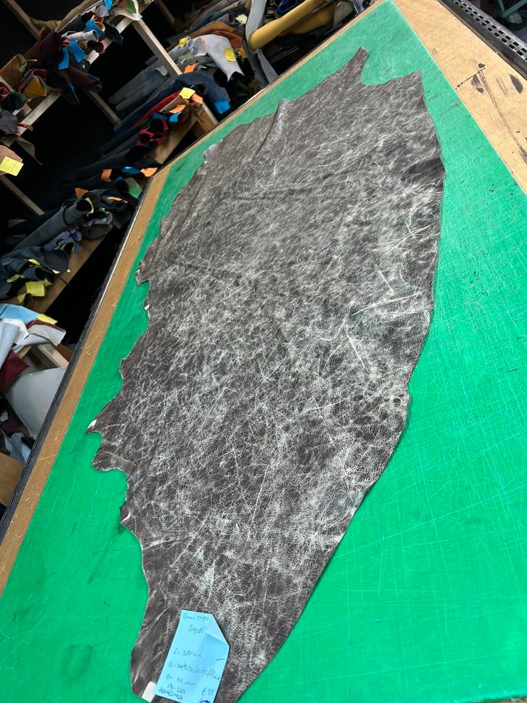 Bruin cryyz leer lap 1.3 mm dikte soepel en glad A-242, Hobby en Vrije tijd, Stoffen en Lappen, Ophalen of Verzenden, Bruin