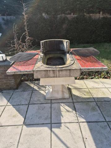 Barbecue en pierre exclusif avec dictons latins (double gril, Enlèvement, Utilisé, Avec accessoires