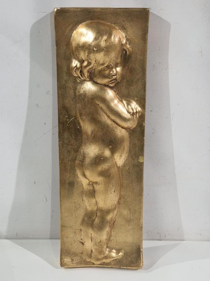 Een bas reliëf  van een kindje , goud kleurig meisje of jong, Antiek en Kunst, Kunst | Beelden en Houtsnijwerken, Ophalen of Verzenden