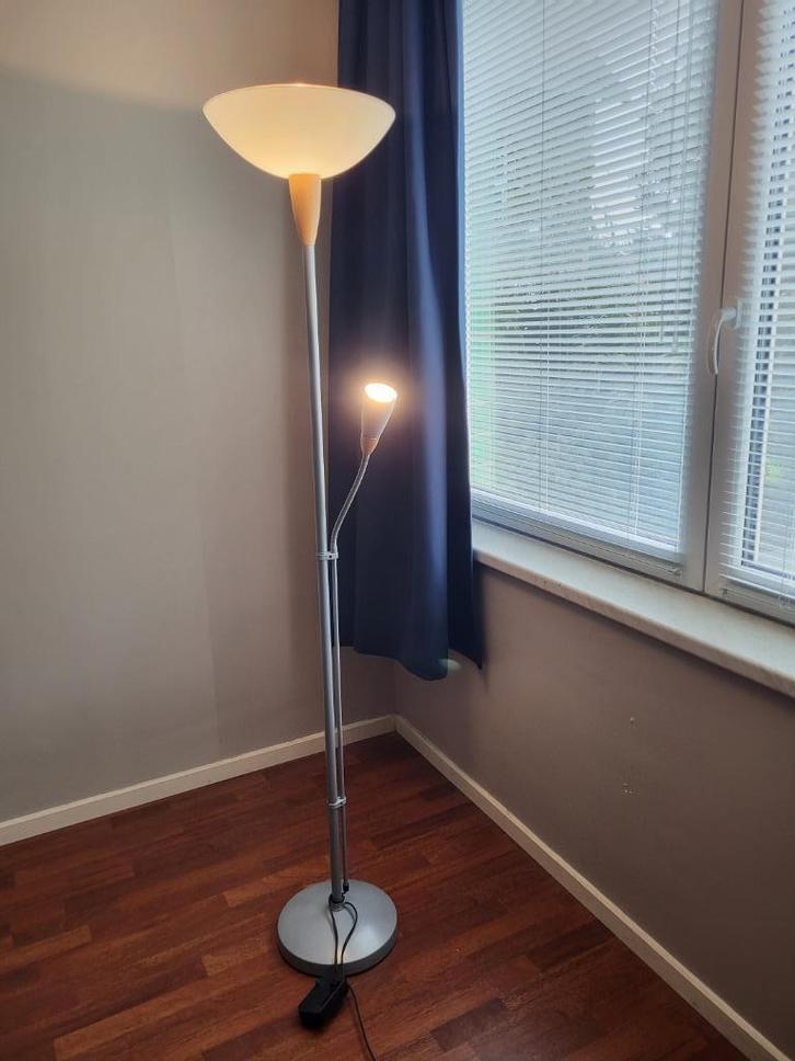Ikea vloerlamp met dimmer en leeslamp, Huis en Inrichting, Lampen | Vloerlampen, Gebruikt, 150 tot 200 cm, Glas, Hout, Metaal
