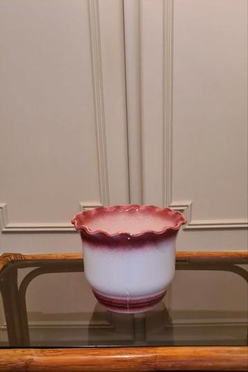 Vintage bloempot beschikbaar voor biedingen