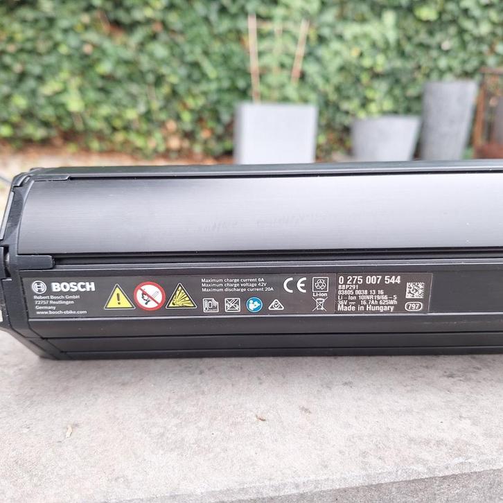 E-bike batterij en lader BOSCH 625Wh, Fietsen en Brommers, Fietsaccessoires | Fietsaccu's, Zo goed als nieuw, Ophalen