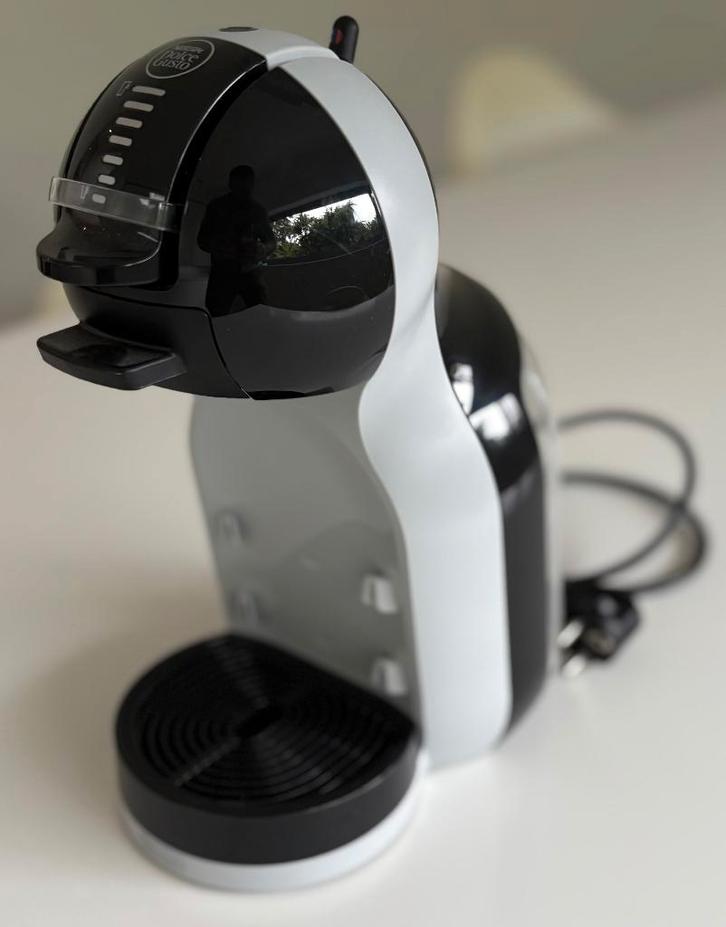 DELONGHI NESCAFÉ Dolce Gusto EDG155 Koffiecupmachine, Elektronische apparatuur, Koffiezetapparaten, Zo goed als nieuw, Koffiepads en cups
