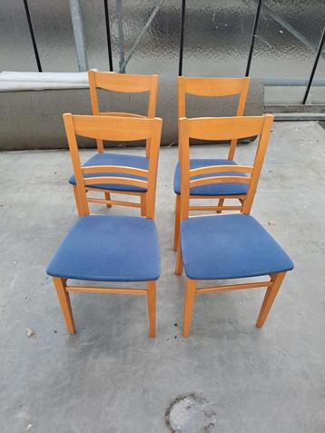 4 houten stoelen in goede staat beschikbaar voor biedingen