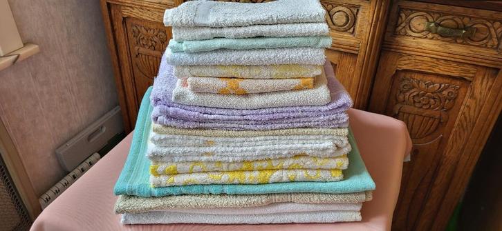 Handdoeken spons 18stuks nog 5 nieuwe details zie omschrijvi, Huis en Inrichting, Badkamer | Badtextiel en Accessoires, Nieuw