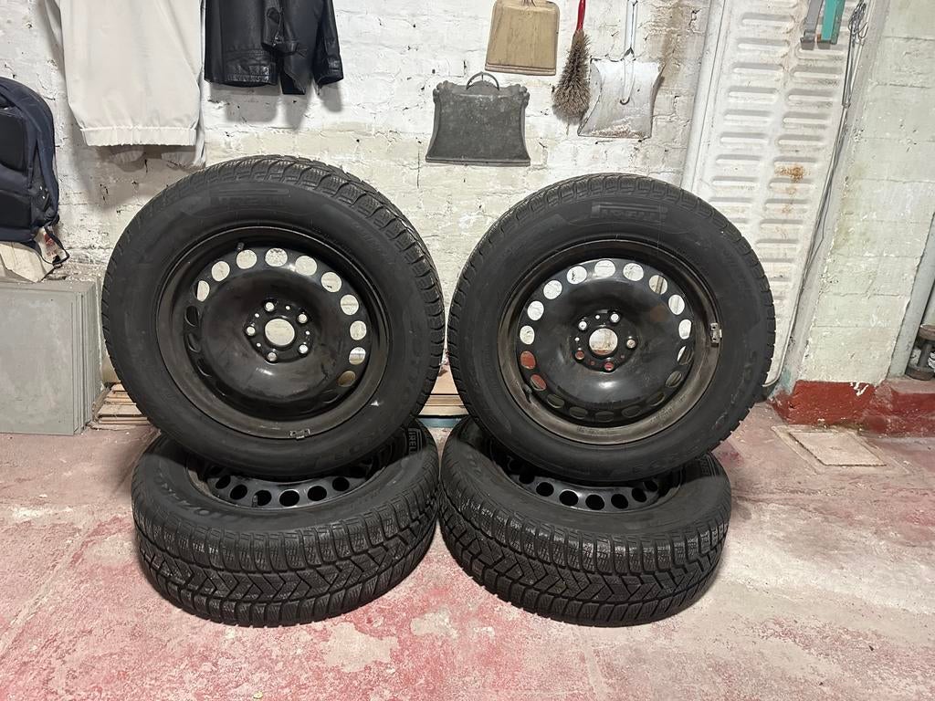 4 Pirelli banden met velgen. 215/60/16, Auto-onderdelen, Banden en Velgen, Ophalen, 16 inch, Banden en Velgen, All Season