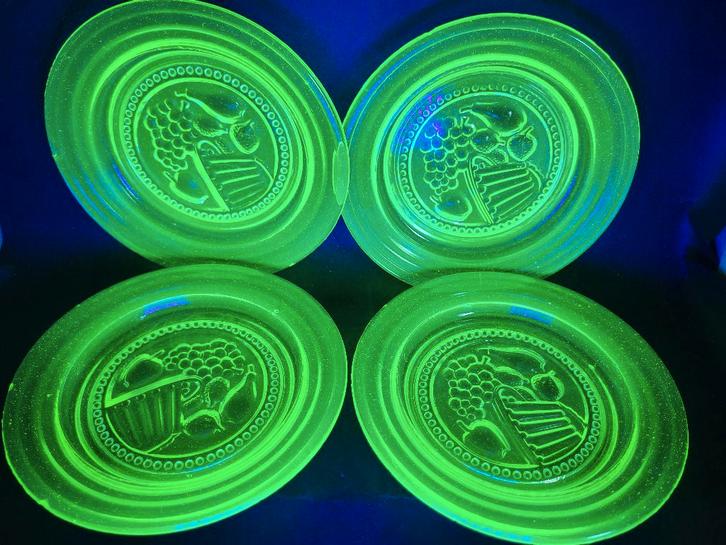 uranium schaaltjes 4 stuks, Antiek en Kunst, Antiek | Glaswerk en Kristal, Ophalen of Verzenden