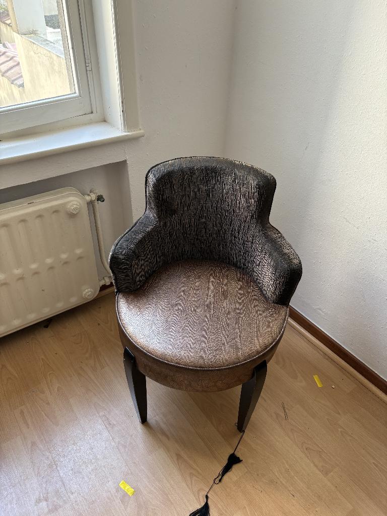 Chaise de Salon, Enlèvement