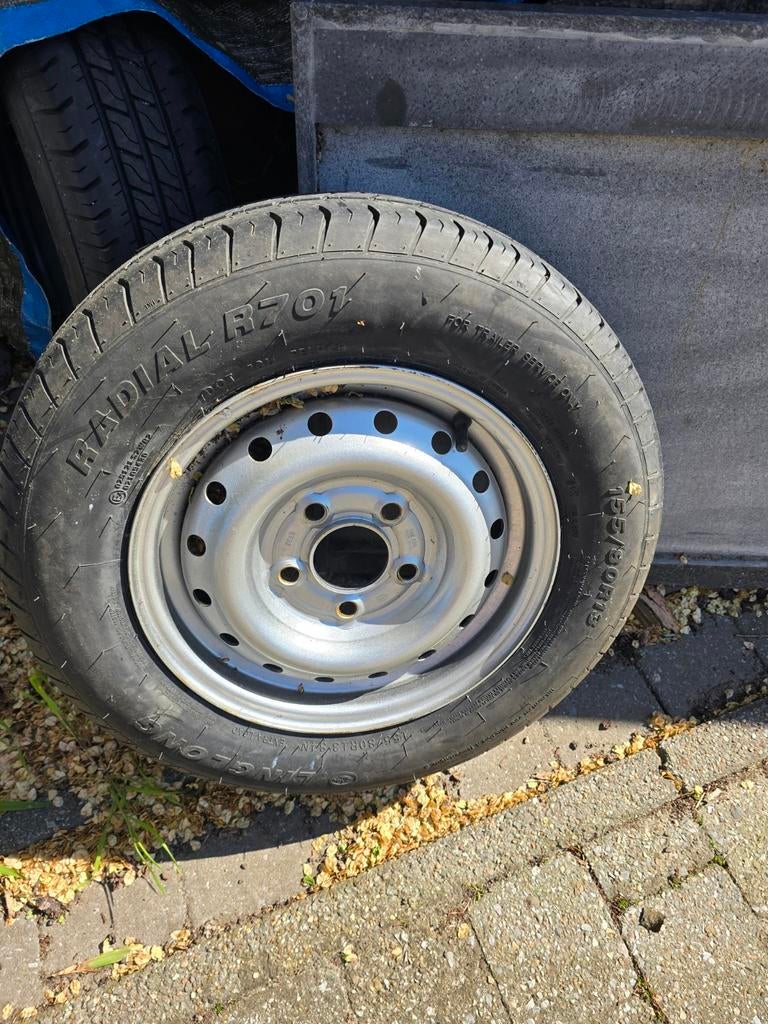 Nieuwe velgen en banden aanhangwagen, Ophalen