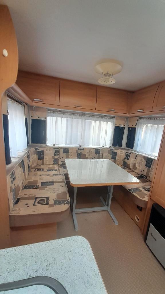 Caravane tractable année 2004, Caravanes & Camping, Caravanes, Particulier, jusqu'à 4, 1000 - 1250 kg, Bürstner, Grand lit, Coin salon convertible