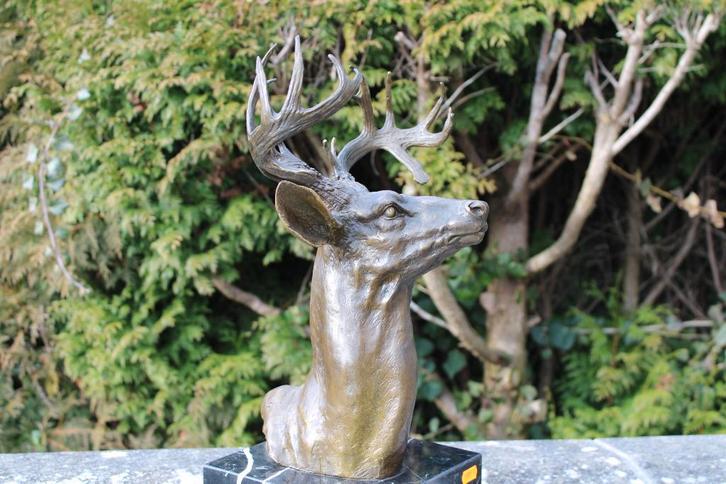 buste d un cerf en bronze sur socle signé , MILO ..., Antiquités & Art, Antiquités | Bronze & Cuivre, Bronze, Enlèvement ou Envoi