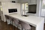 STIJLVOLLE EILAND WITTE KEUKEN MET APPARATUUR
