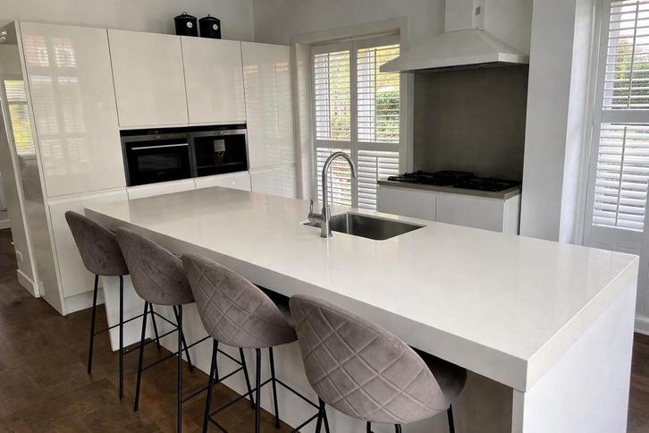 STIJLVOLLE EILAND WITTE KEUKEN MET APPARATUUR, Huis en Inrichting, Keuken | Complete keukens, Zo goed als nieuw, Dubbelwandige keuken